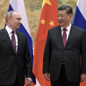 Photo of Vladimir Putin and Xi Jinping in front of Russian and Chinese flags